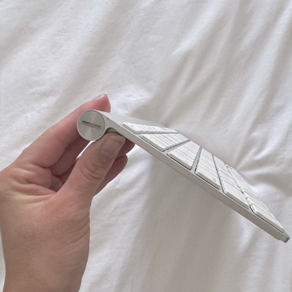 Apple Keyboard Wireless Bluetooth A1314 Aluminum Genuine Silver - Picture 2 of 4